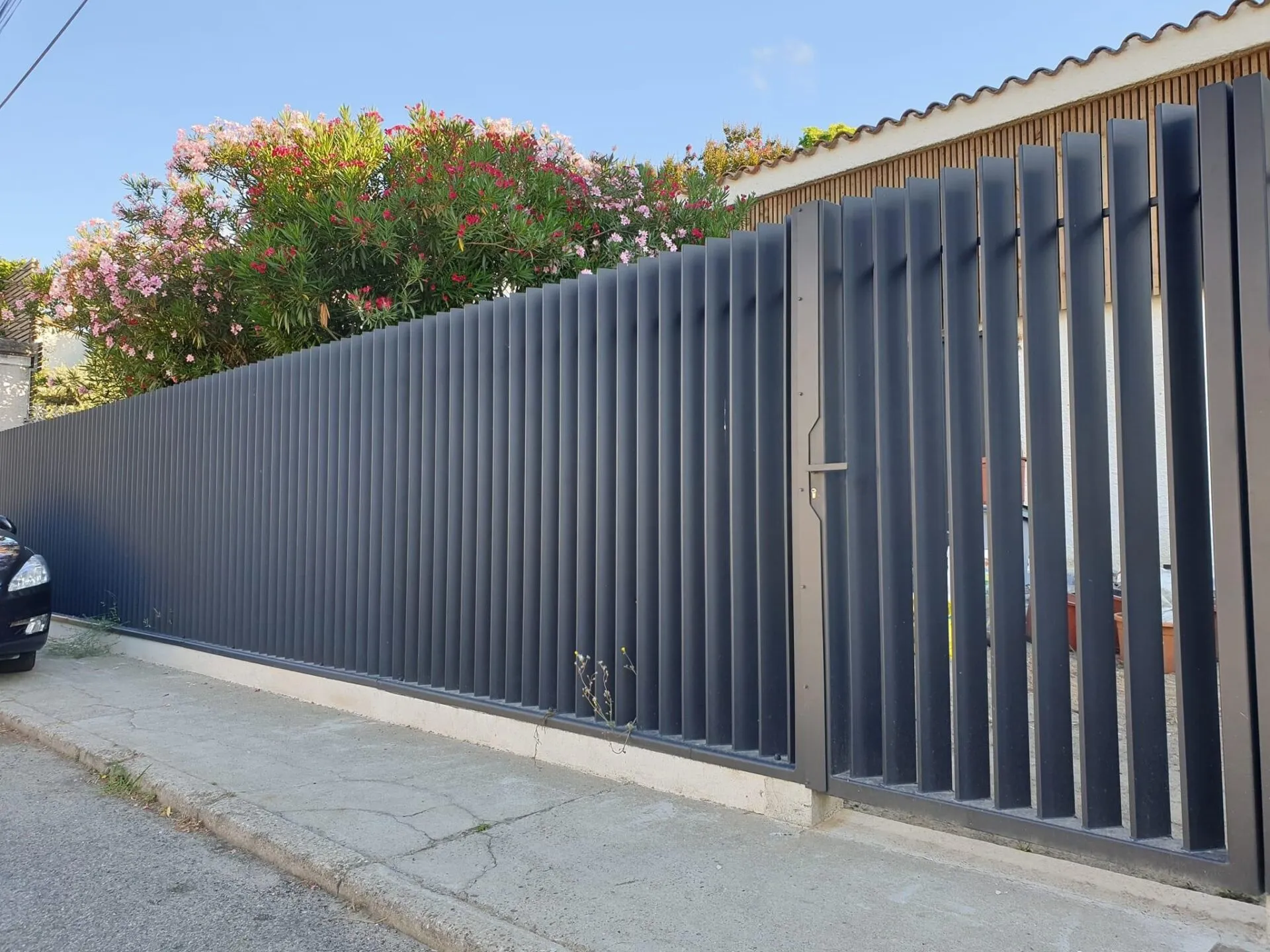 Barrière de piscine sécurisée en fer forgé sur mesure