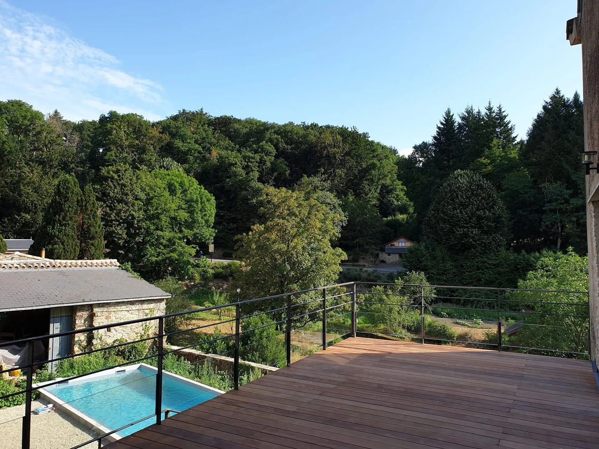 Main courante murale acier pour escalier extérieur