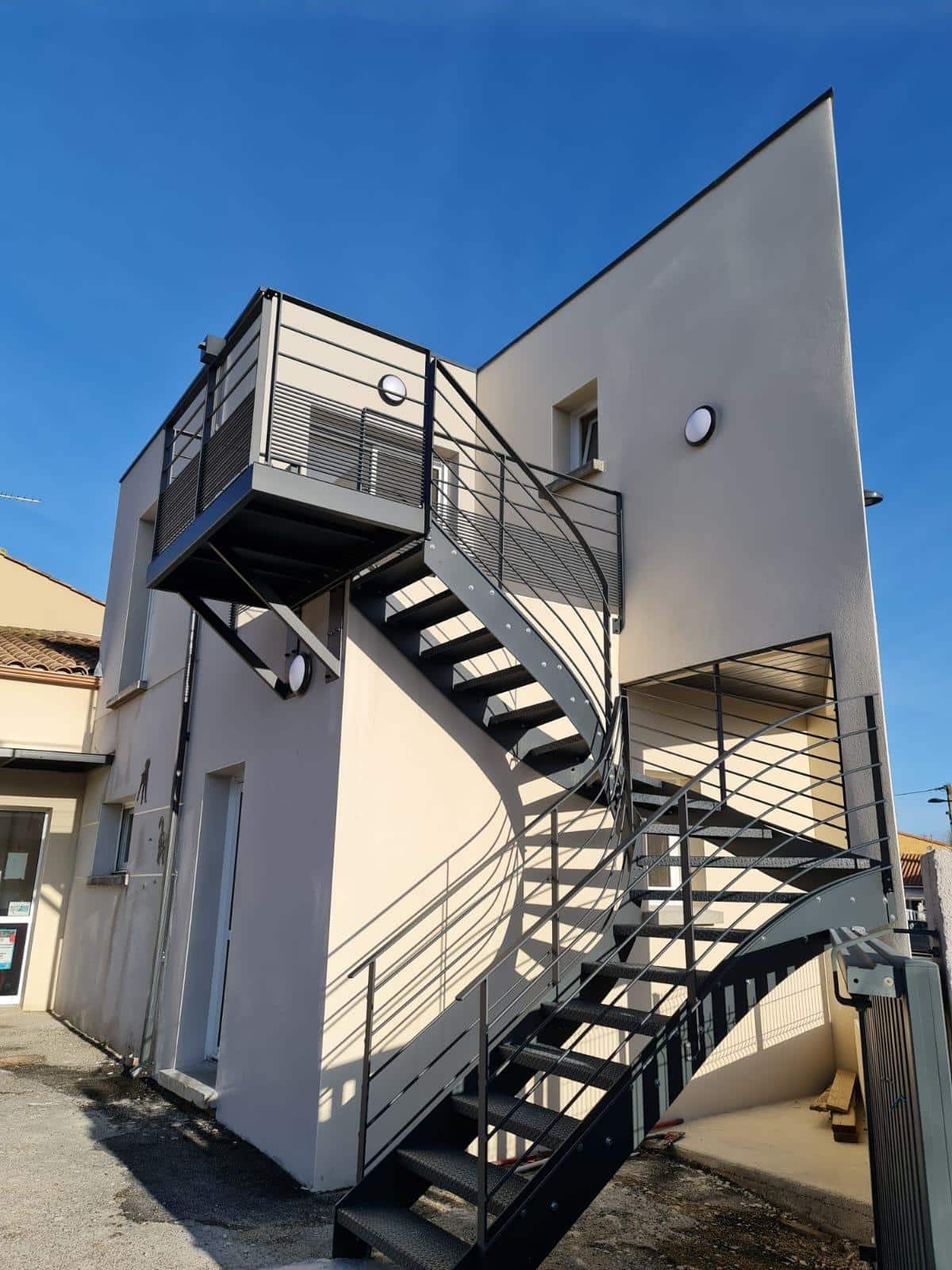Escalier quart tournant métallique design industriel noir