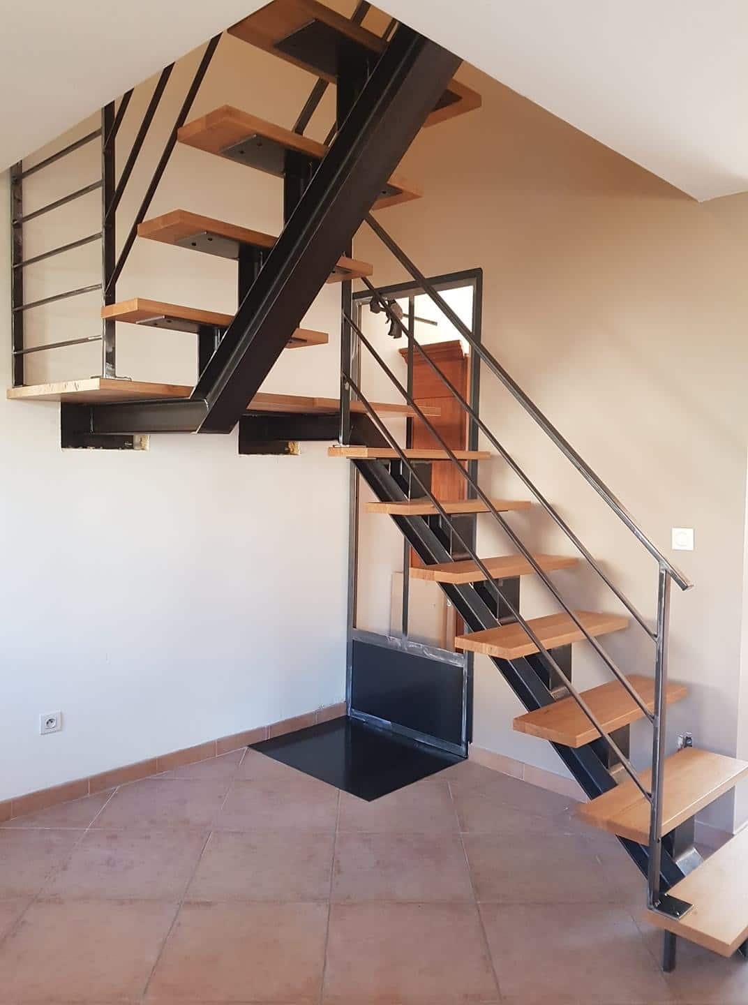 Escalier droit double limon acier brut vernis Carcassonne