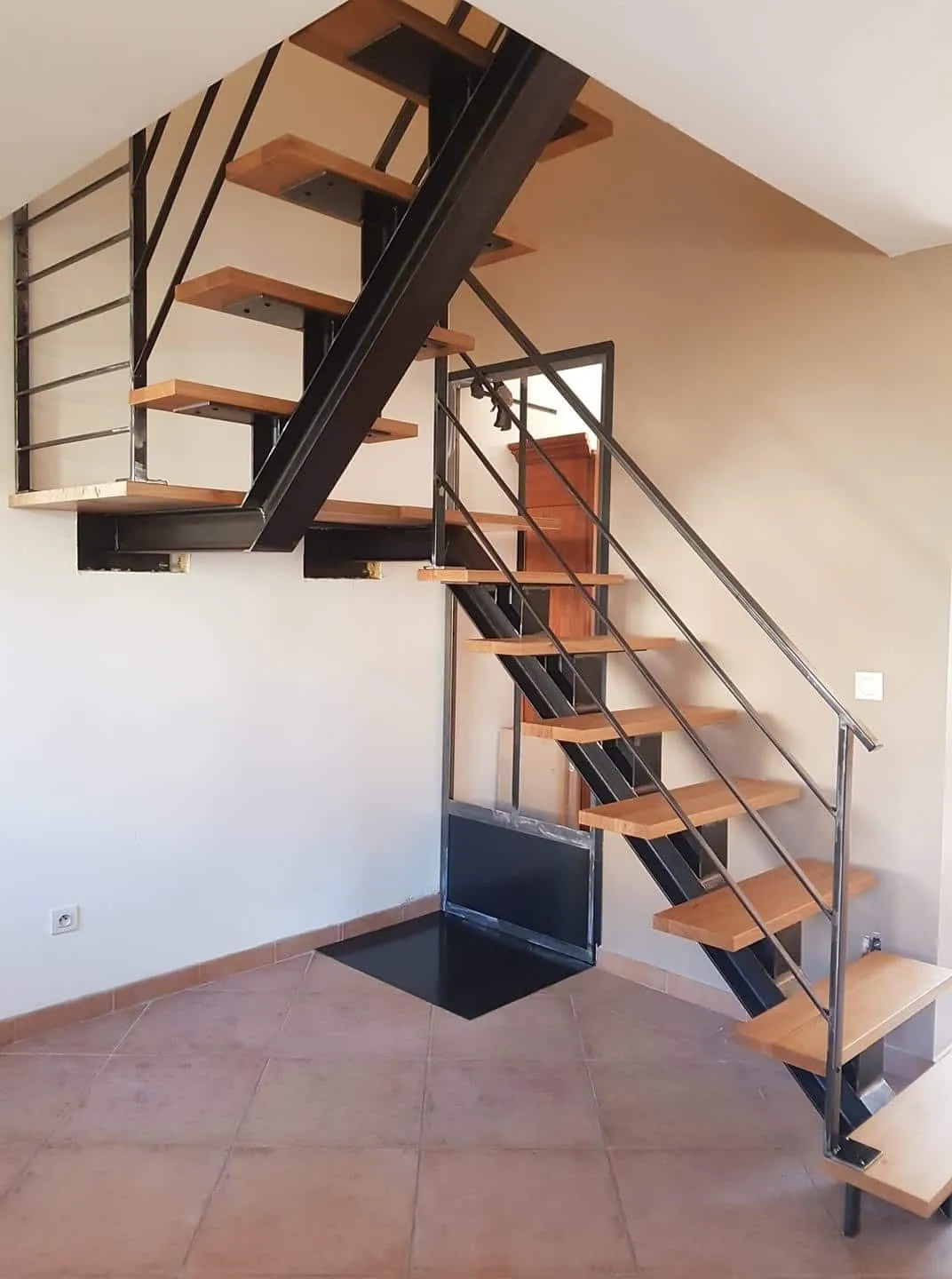 Escalier droit double limon acier brut vernis Carcassonne