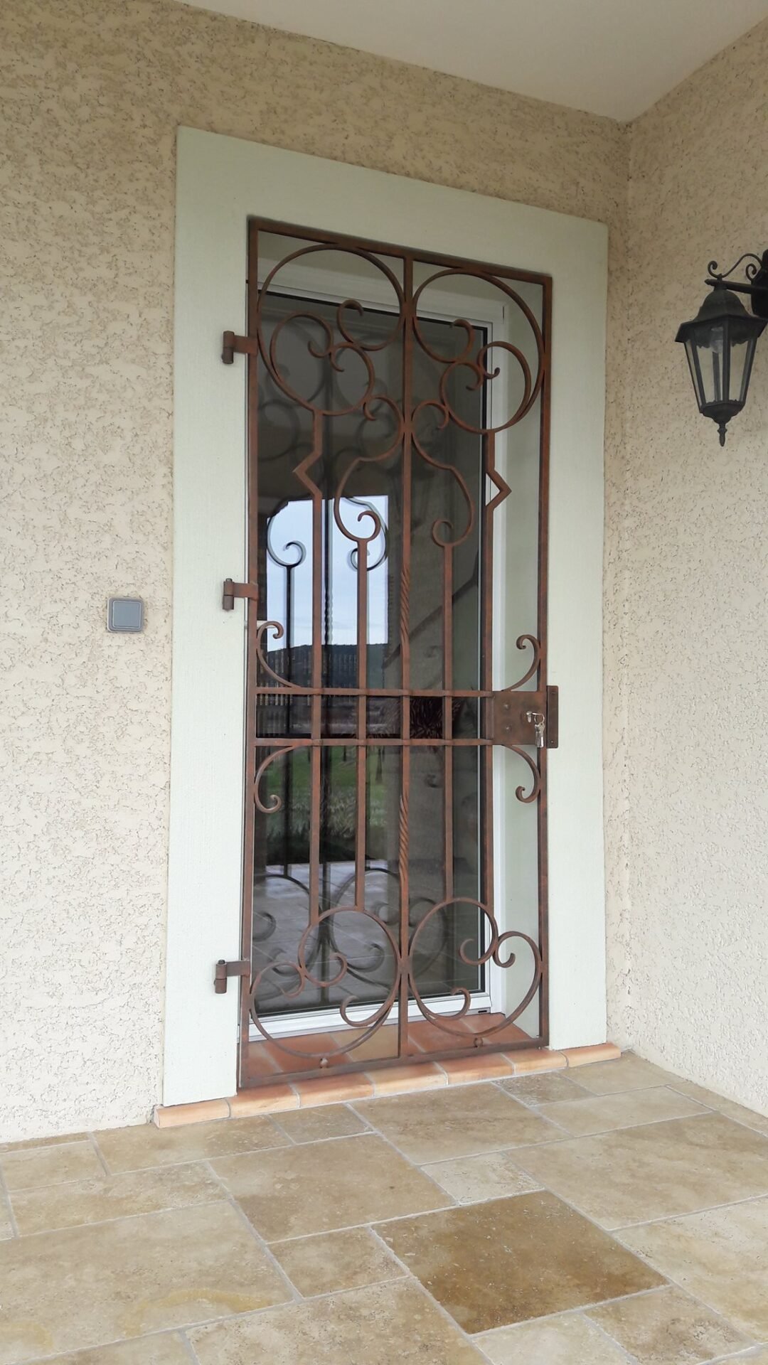 Grille de défense fenêtre fer forgé volutes Carcassonne