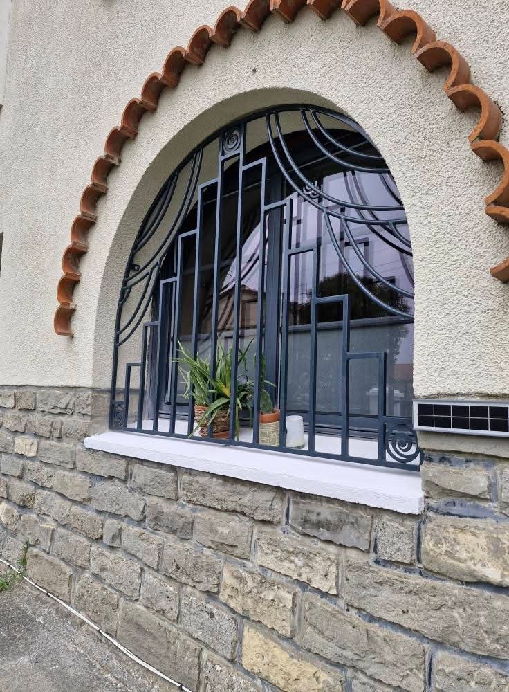 Grille de défense fenêtre fer forgé volutes Carcassonne