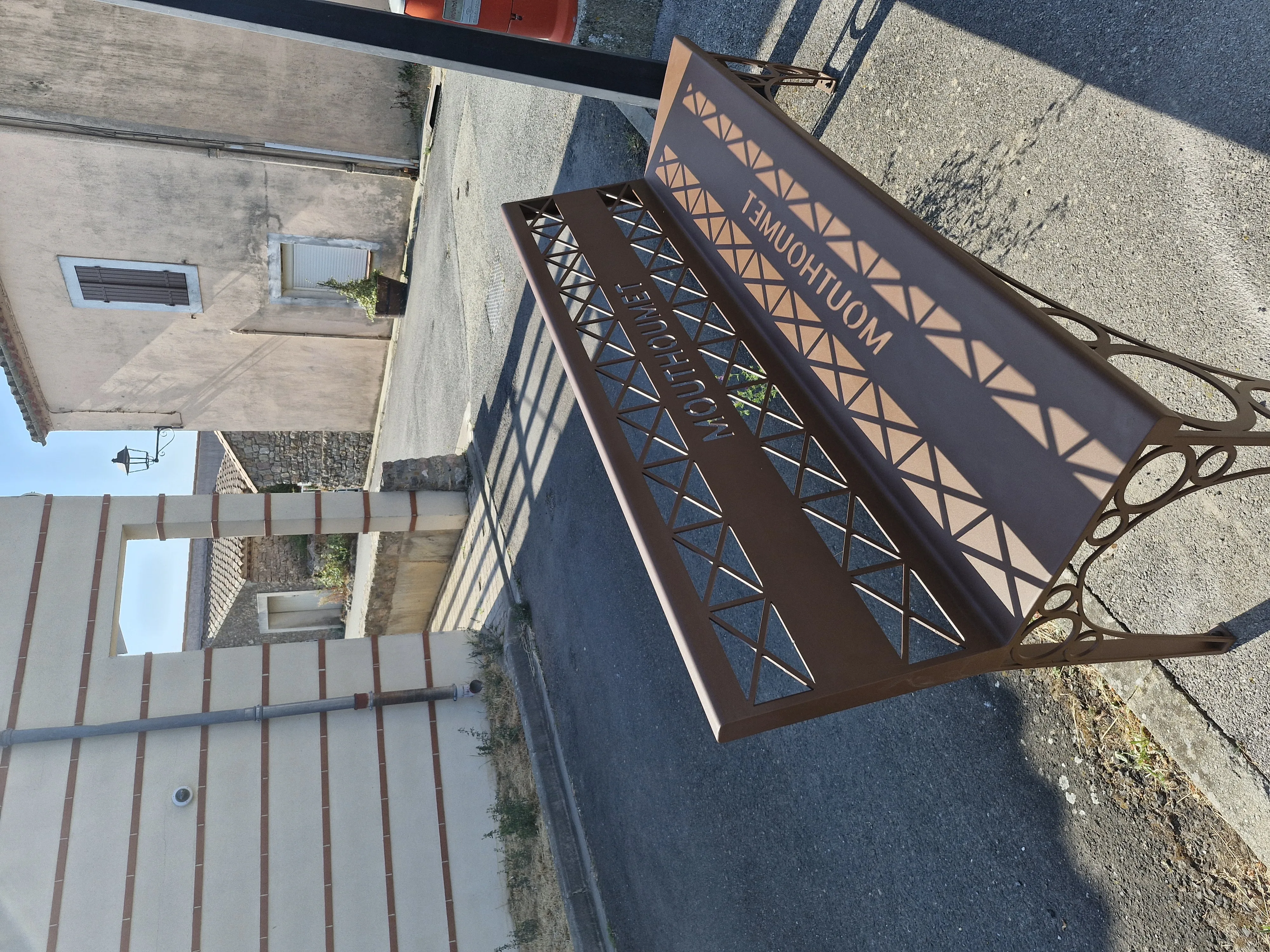 Étagère murale design géométrique pour salon moderne