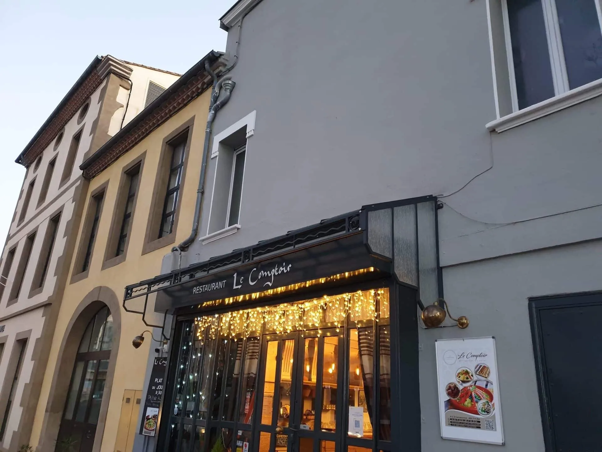 Pergola acier avec stores zip protection vent latéral