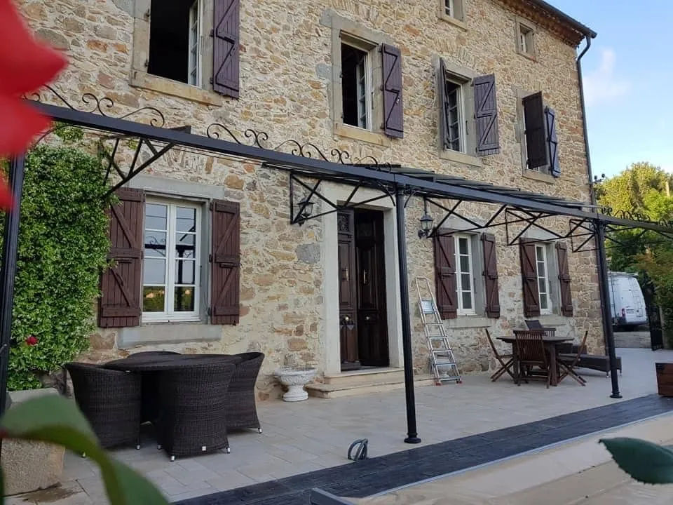 Pergola acier jardin intérieur cour fermée villa Montpellier
