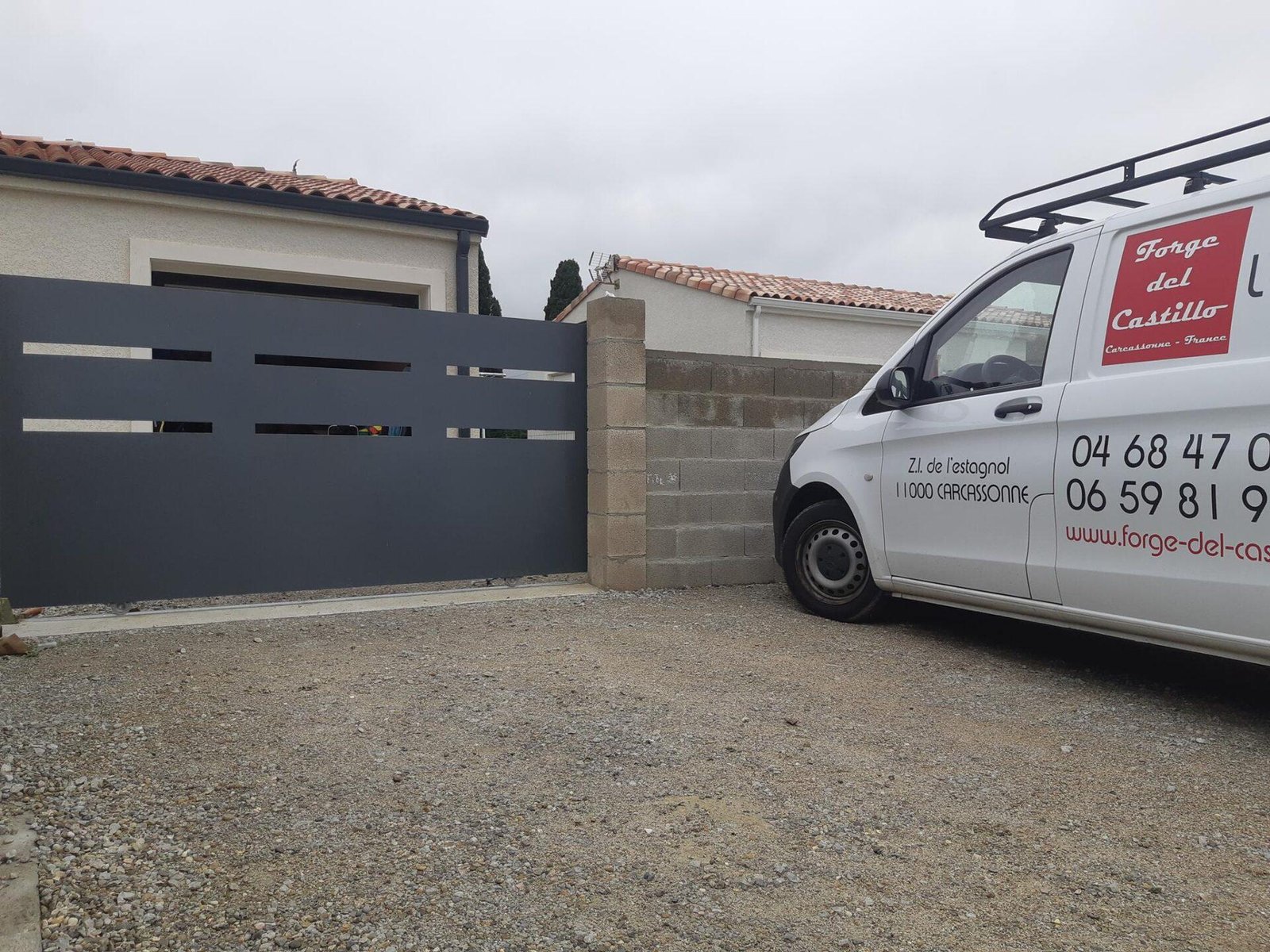 Portail aluminium contemporain gris anthracite Toulouse