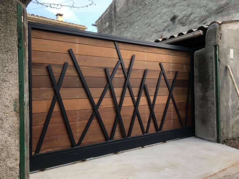 Portail coulissant motorisé design moderne installé à Narbonne