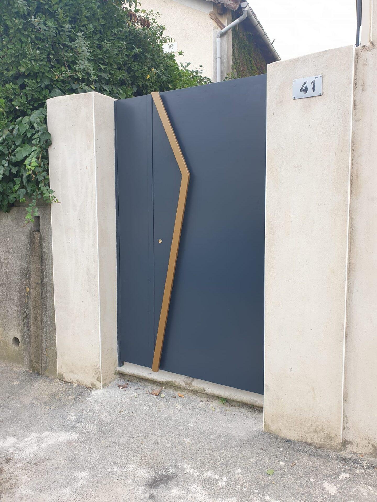 Portail plein occultant pour intimité et sécurité