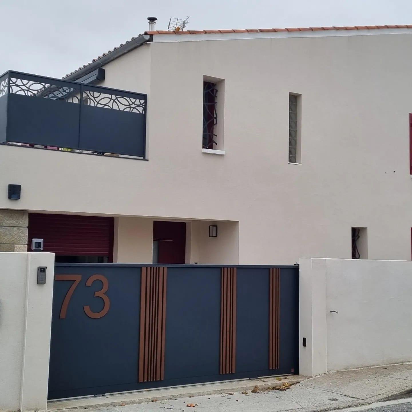 Portillon fer forgé assorti entrée maison Occitanie