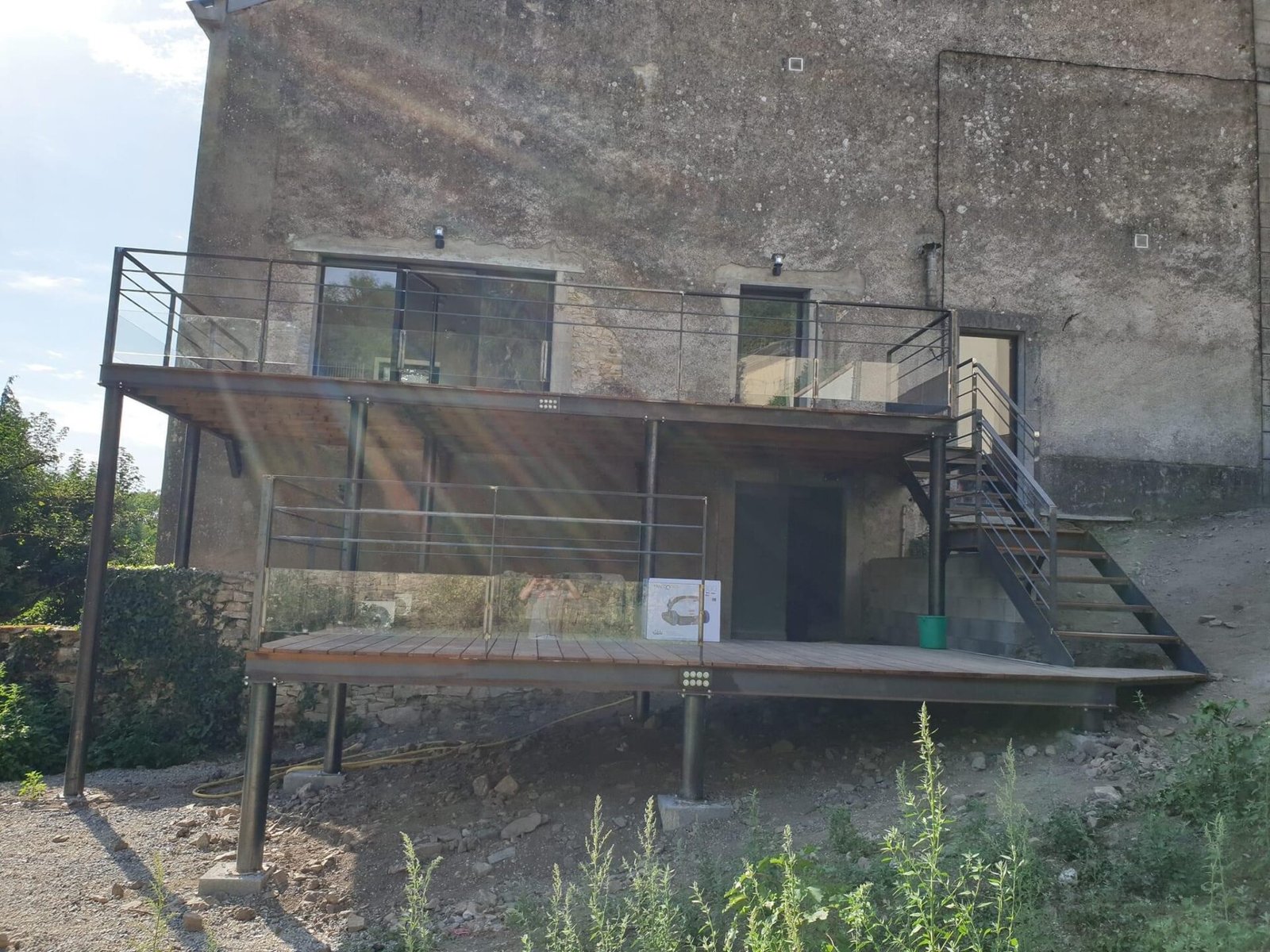 Extension maison terrasse suspendue avec garde-corps verre