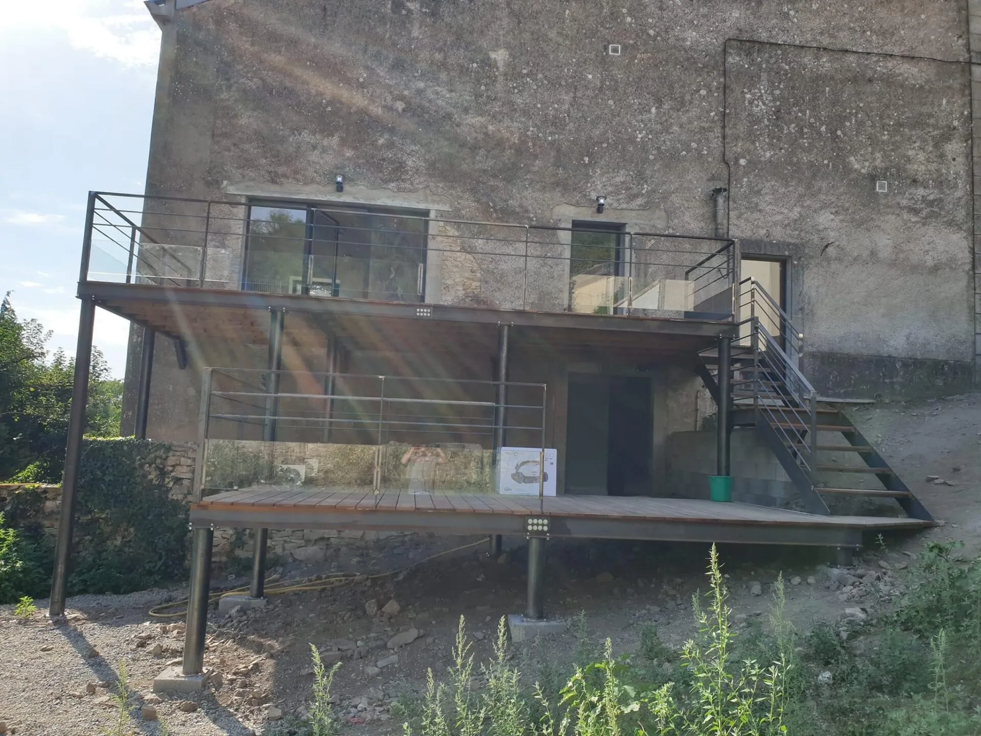 Extension maison terrasse suspendue avec garde-corps verre